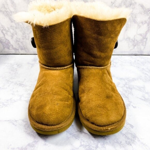 Kids Ugg K Bailey Button Boots in Chestnut Size 1 - Picture 4 of 9